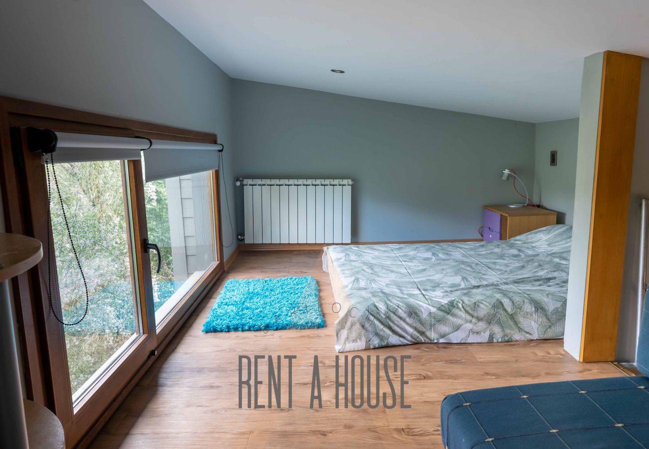 Casa a San Carlos de Bariloche - ARE12- COMODA Y CALIDA CASA EN ARELAUQUEN CON GALERÍAS Y HERMOSO JARDÍN CON VISTA A LAS MONTAÑAS