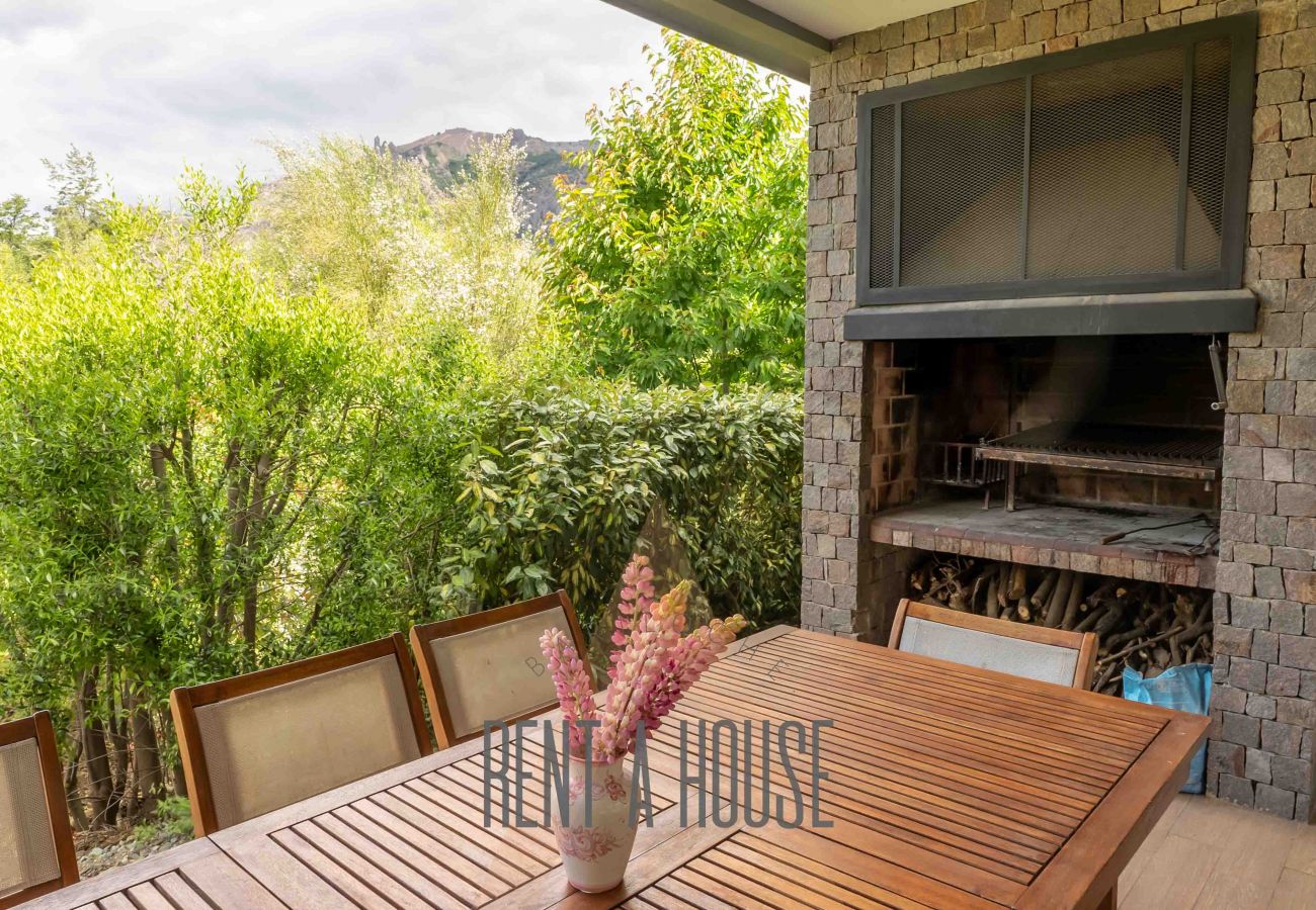Casa a San Carlos de Bariloche - ARE12- COMODA Y CALIDA CASA EN ARELAUQUEN CON GALERÍAS Y HERMOSO JARDÍN CON VISTA A LAS MONTAÑAS