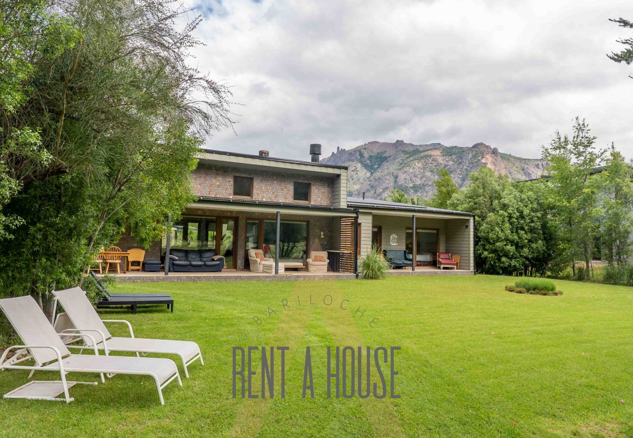 Casa a San Carlos de Bariloche - ARE12- COMODA Y CALIDA CASA EN ARELAUQUEN CON GALERÍAS Y HERMOSO JARDÍN CON VISTA A LAS MONTAÑAS