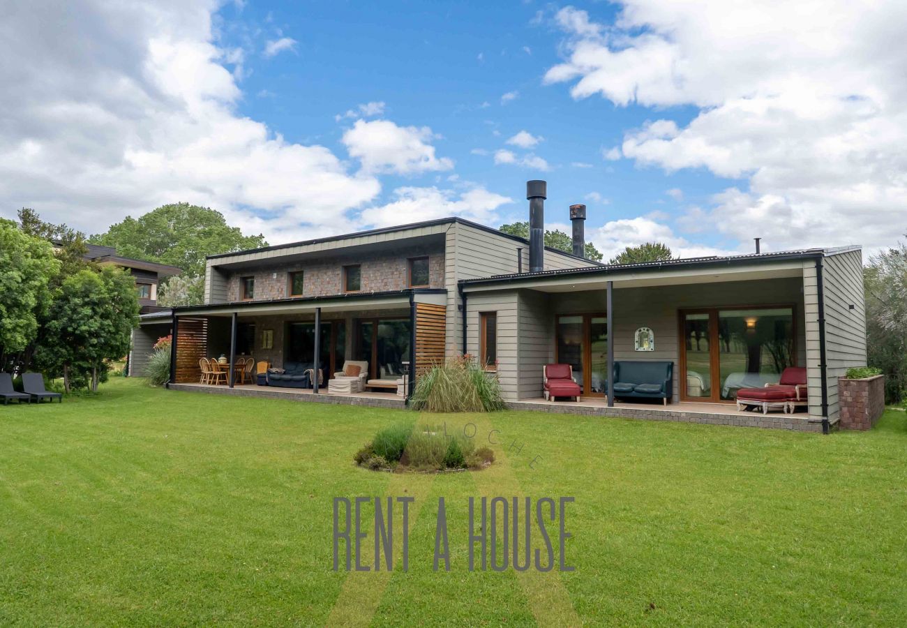 Casa a San Carlos de Bariloche - ARE12- COMODA Y CALIDA CASA EN ARELAUQUEN CON GALERÍAS Y HERMOSO JARDÍN CON VISTA A LAS MONTAÑAS
