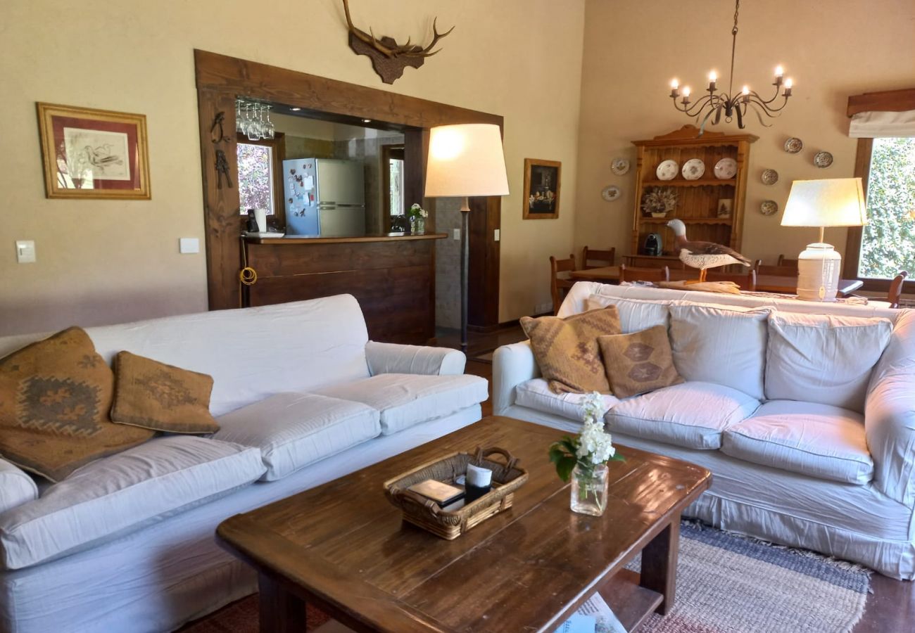 Casa a San Carlos de Bariloche - ARE41 CASA EN ARELAUQUEN CON SALIDA DIRECTA A LA CANCHA DE GOLF