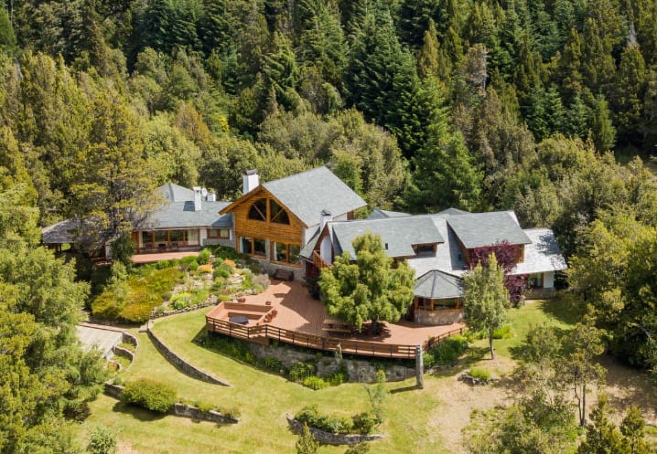 Casa a San Carlos de Bariloche - CAS03 Espectacular casona de 600 metros en un entorno único
