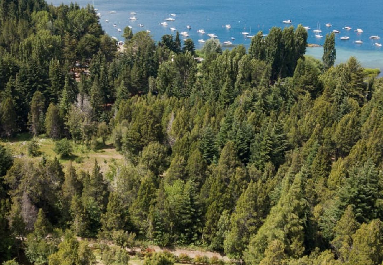 Casa a San Carlos de Bariloche - CAS03 Espectacular casona de 600 metros en un entorno único