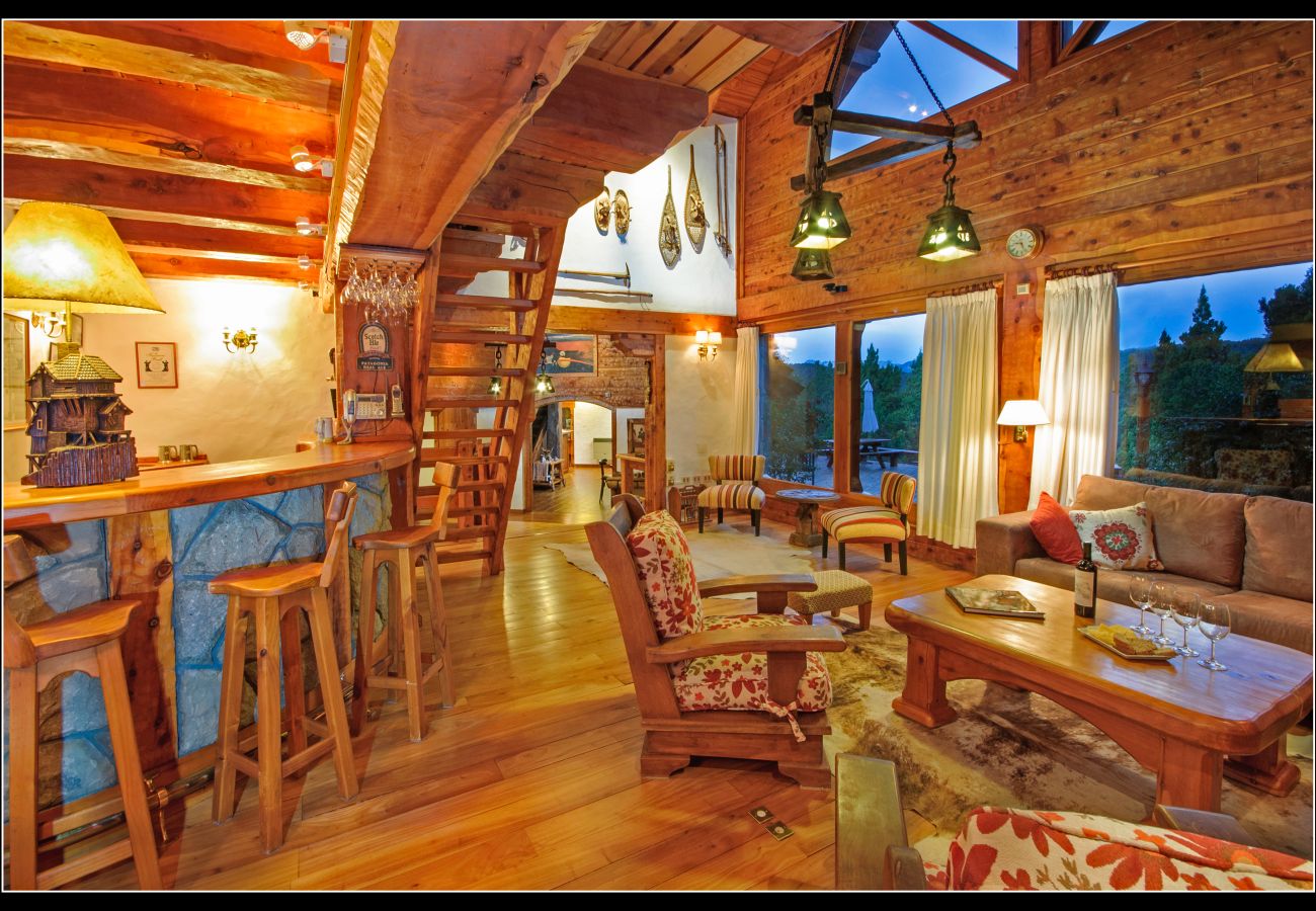 Casa a San Carlos de Bariloche - CAS03 Espectacular casona de 600 metros en un entorno único