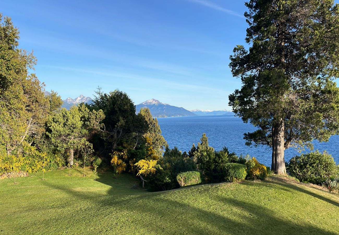 Casa a San Carlos de Bariloche - Peni14c Lindísima casa con increíble vista al Nahuel Huapi y deck sobre el lago.