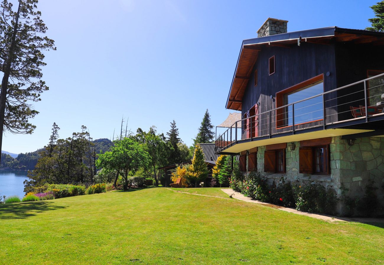 Casa a San Carlos de Bariloche - Peni14c Lindísima casa con increíble vista al Nahuel Huapi y deck sobre el lago.