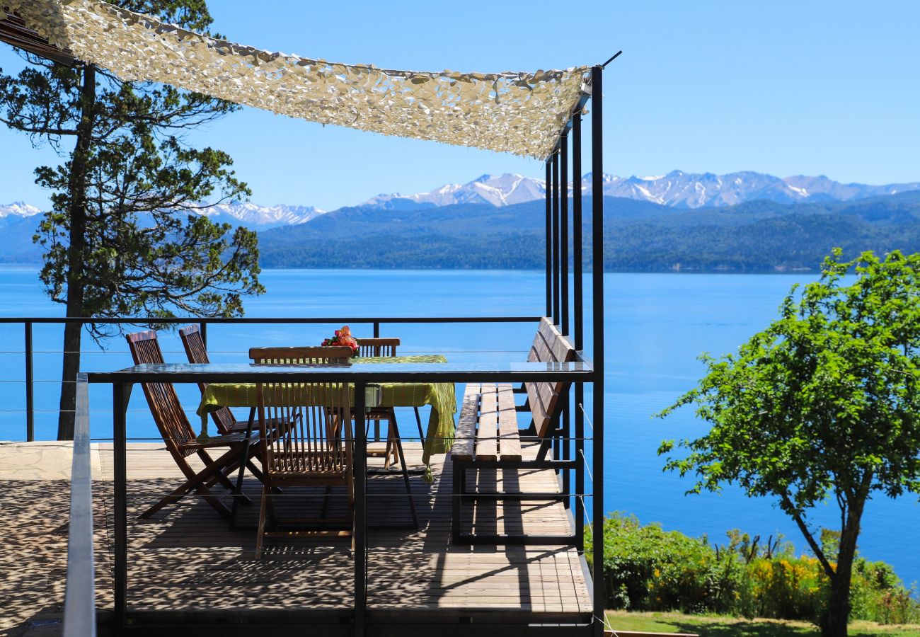 Casa a San Carlos de Bariloche - Peni14c Lindísima casa con increíble vista al Nahuel Huapi y deck sobre el lago.