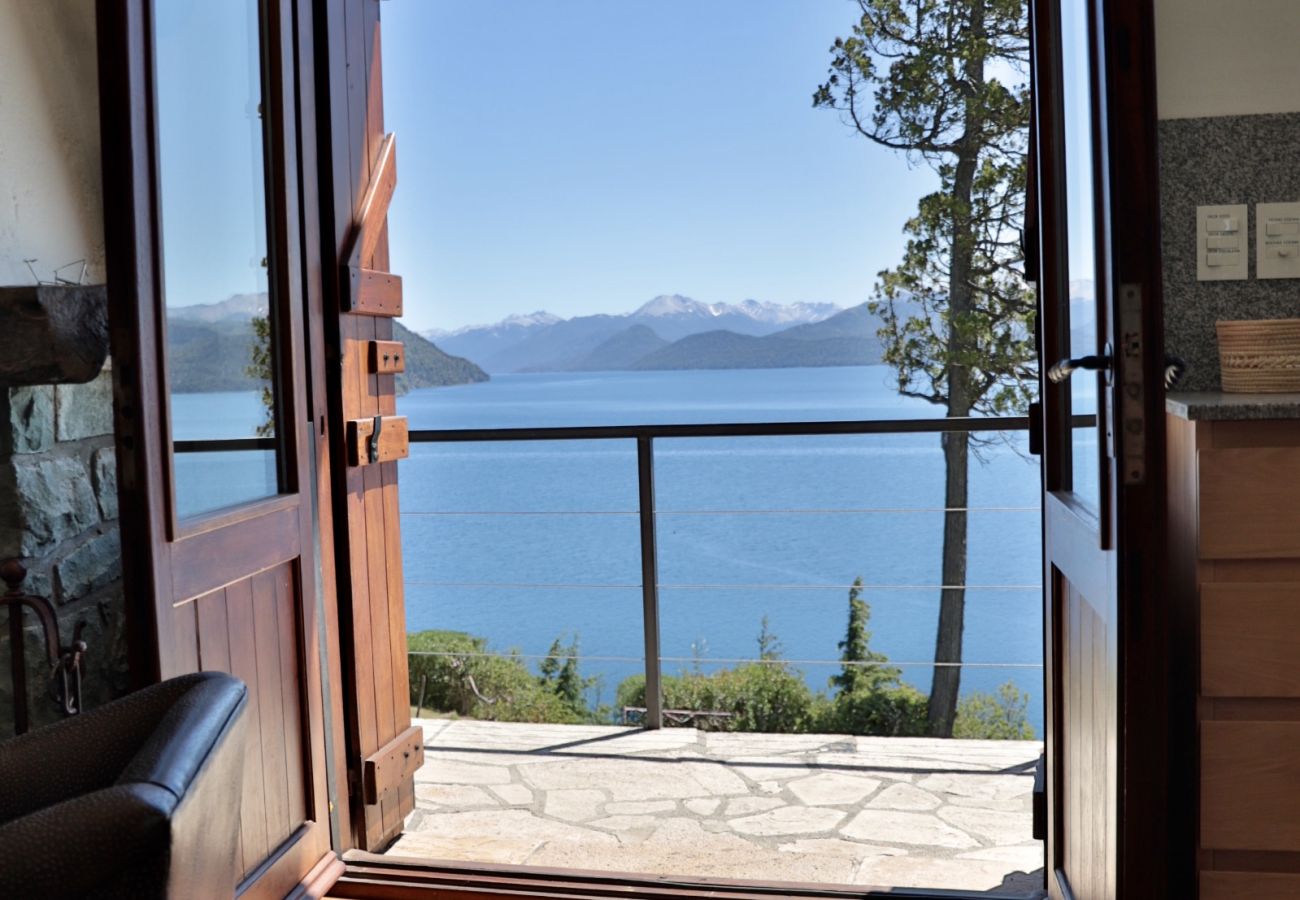 Casa a San Carlos de Bariloche - Peni14c Lindísima casa con increíble vista al Nahuel Huapi y deck sobre el lago.