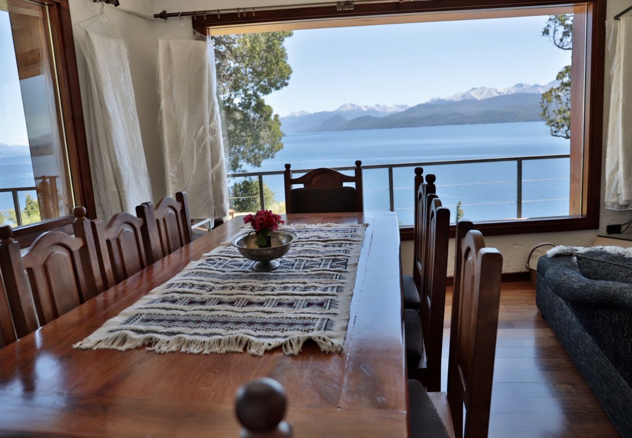 Casa a San Carlos de Bariloche - Peni14c Lindísima casa con increíble vista al Nahuel Huapi y deck sobre el lago.