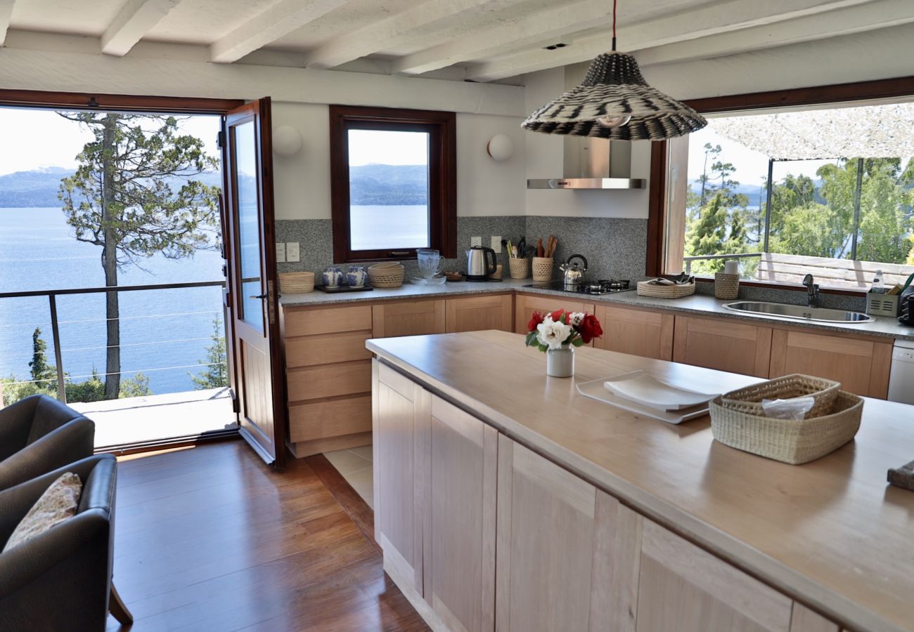 Casa a San Carlos de Bariloche - Peni14c Lindísima casa con increíble vista al Nahuel Huapi y deck sobre el lago.
