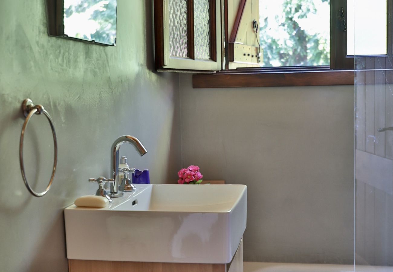 Casa a San Carlos de Bariloche - Peni14c Lindísima casa con increíble vista al Nahuel Huapi y deck sobre el lago.