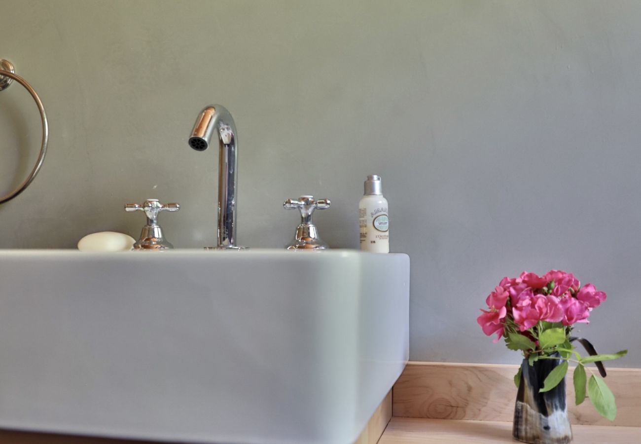 Casa a San Carlos de Bariloche - Peni14c Lindísima casa con increíble vista al Nahuel Huapi y deck sobre el lago.