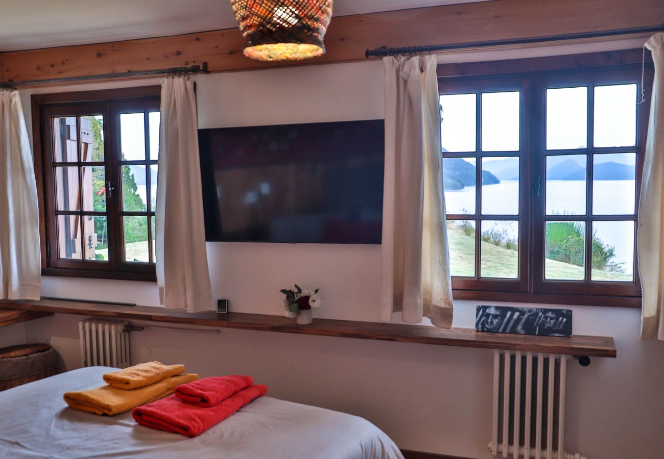 Casa a San Carlos de Bariloche - Peni14c Lindísima casa con increíble vista al Nahuel Huapi y deck sobre el lago.