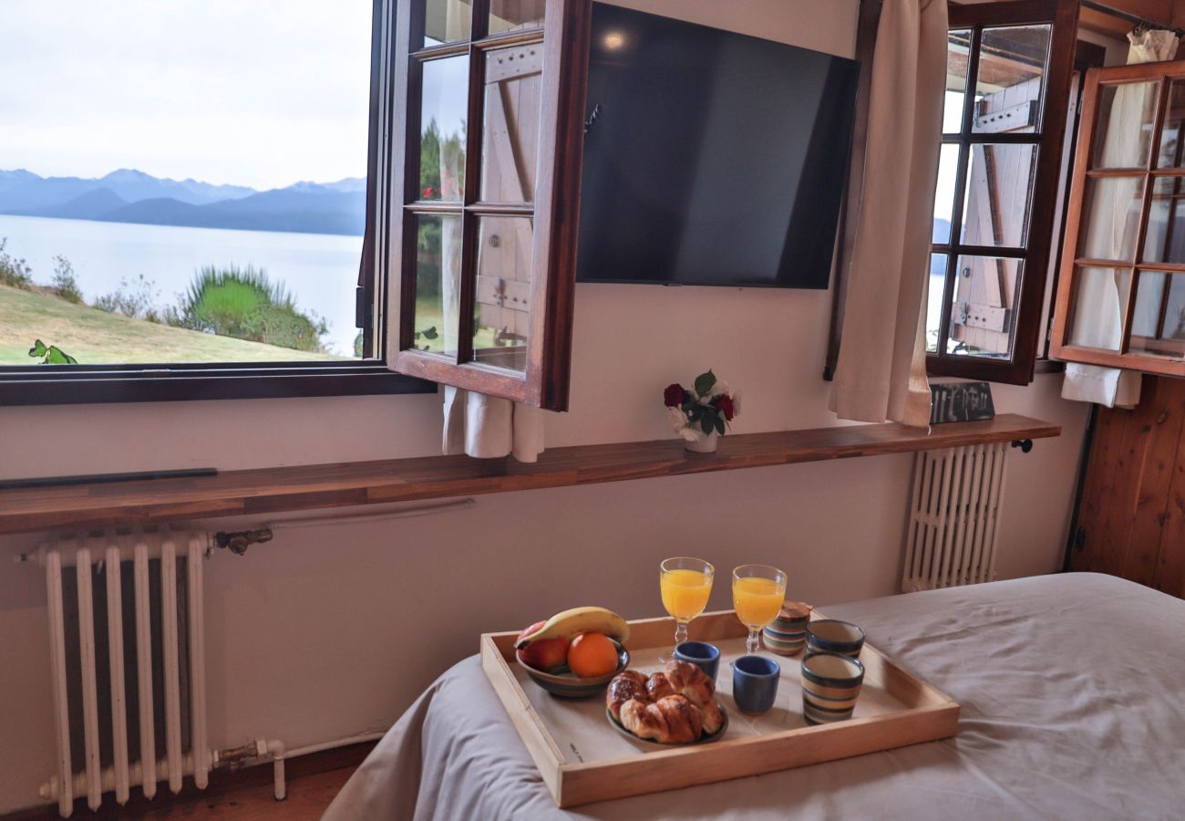 Casa a San Carlos de Bariloche - Peni14c Lindísima casa con increíble vista al Nahuel Huapi y deck sobre el lago.