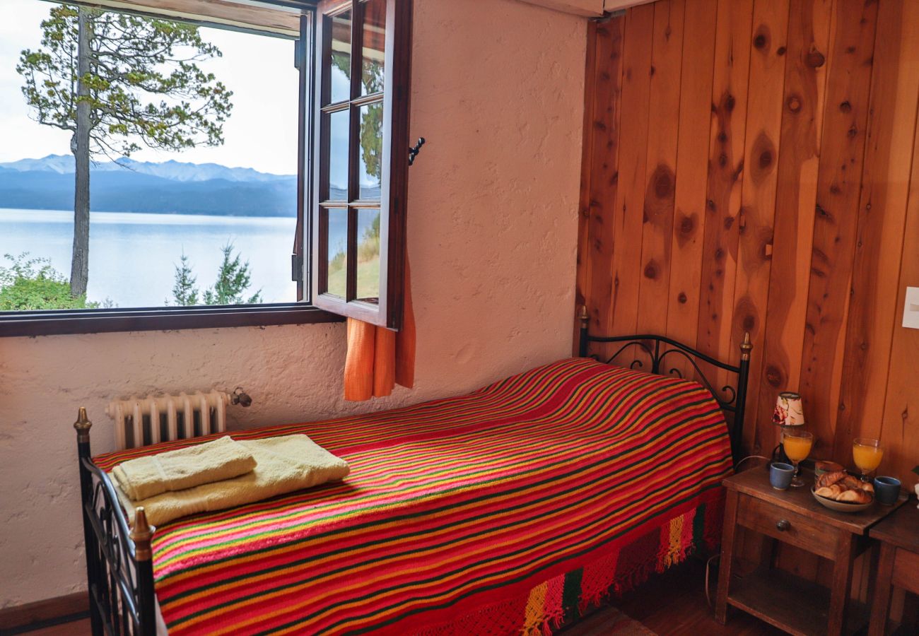 Casa a San Carlos de Bariloche - Peni14c Lindísima casa con increíble vista al Nahuel Huapi y deck sobre el lago.