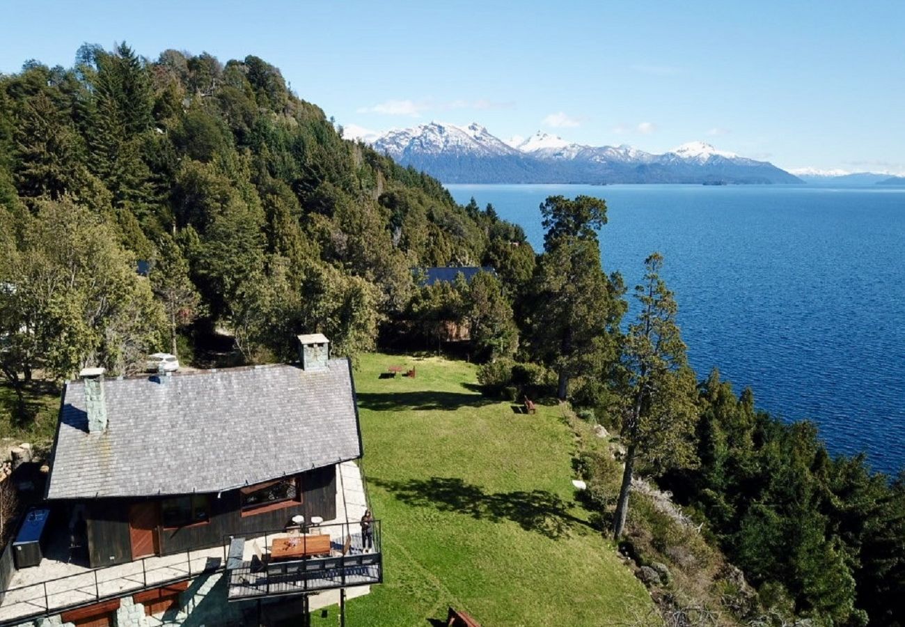 Casa a San Carlos de Bariloche - Peni14c Lindísima casa con increíble vista al Nahuel Huapi y deck sobre el lago.