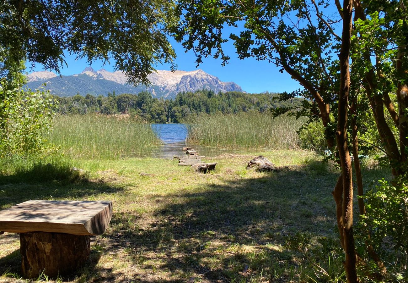 Baita a San Carlos de Bariloche - TREBOL 02C -CALIDA CABAÑA DE TRONCOS EN LA COSTA DE LA LAGUNA EL TRÉBOL