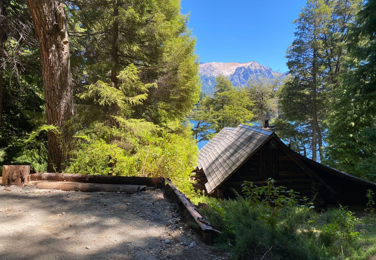 Baita a San Carlos de Bariloche - TREBOL 02C -CALIDA CABAÑA DE TRONCOS EN LA COSTA DE LA LAGUNA EL TRÉBOL