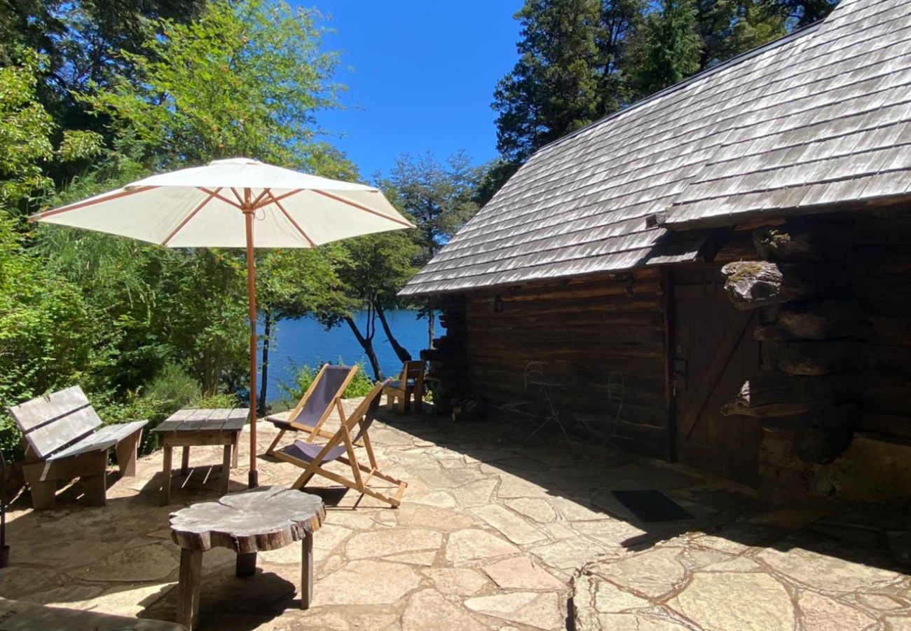 Baita a San Carlos de Bariloche - TREBOL 02C -CALIDA CABAÑA DE TRONCOS EN LA COSTA DE LA LAGUNA EL TRÉBOL