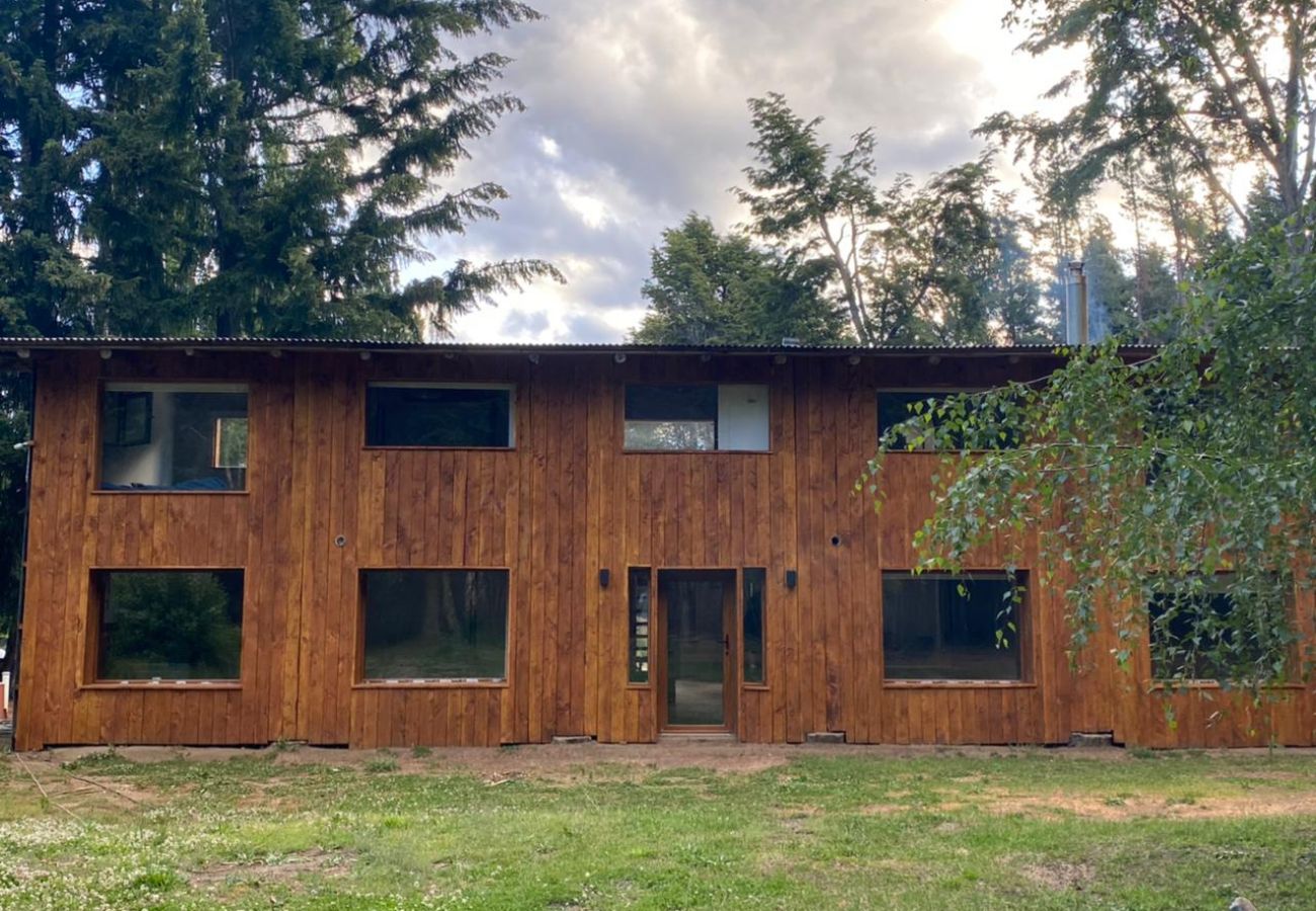 Casa a San Carlos de Bariloche - Casa ubicada en una exclusiva chacra de 3.5 hectáreas con costa de lago y muelle