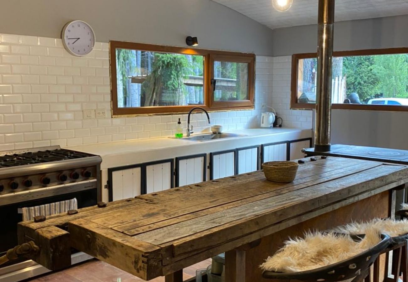 Casa a San Carlos de Bariloche - Casa ubicada en una exclusiva chacra de 3.5 hectáreas con costa de lago y muelle