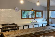 Casa a San Carlos de Bariloche - Casa ubicada en una exclusiva chacra de 3.5 hectáreas con costa de lago y muelle