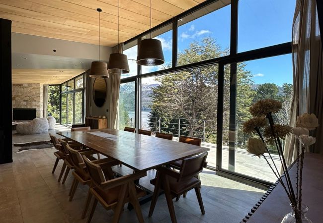 Casa a San Carlos de Bariloche - ARE22 Casa moderna en Arelaunquen Golf con vista increíble al Lago Gutierrez.  Zona Rinconada. 
