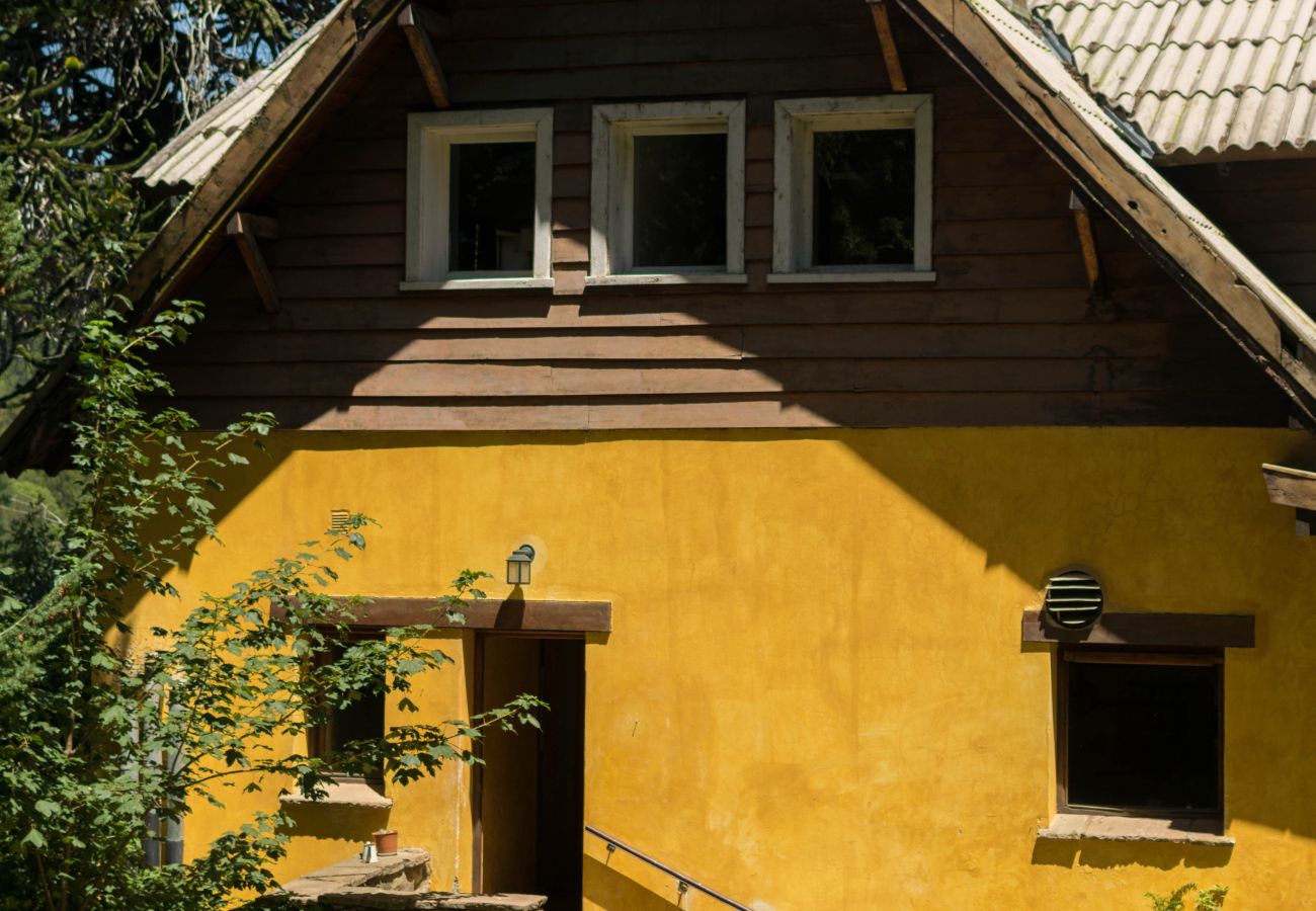 Casa a San Carlos de Bariloche - CÁLIDA CASONA ALPINA FRENTE AL LAGO NAHUEL HUAPI