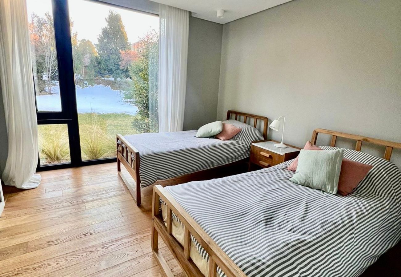 Casa a San Carlos de Bariloche - ARE42 - MODERNA Y LUMINOSA  CASA EN ARELAUQUEN