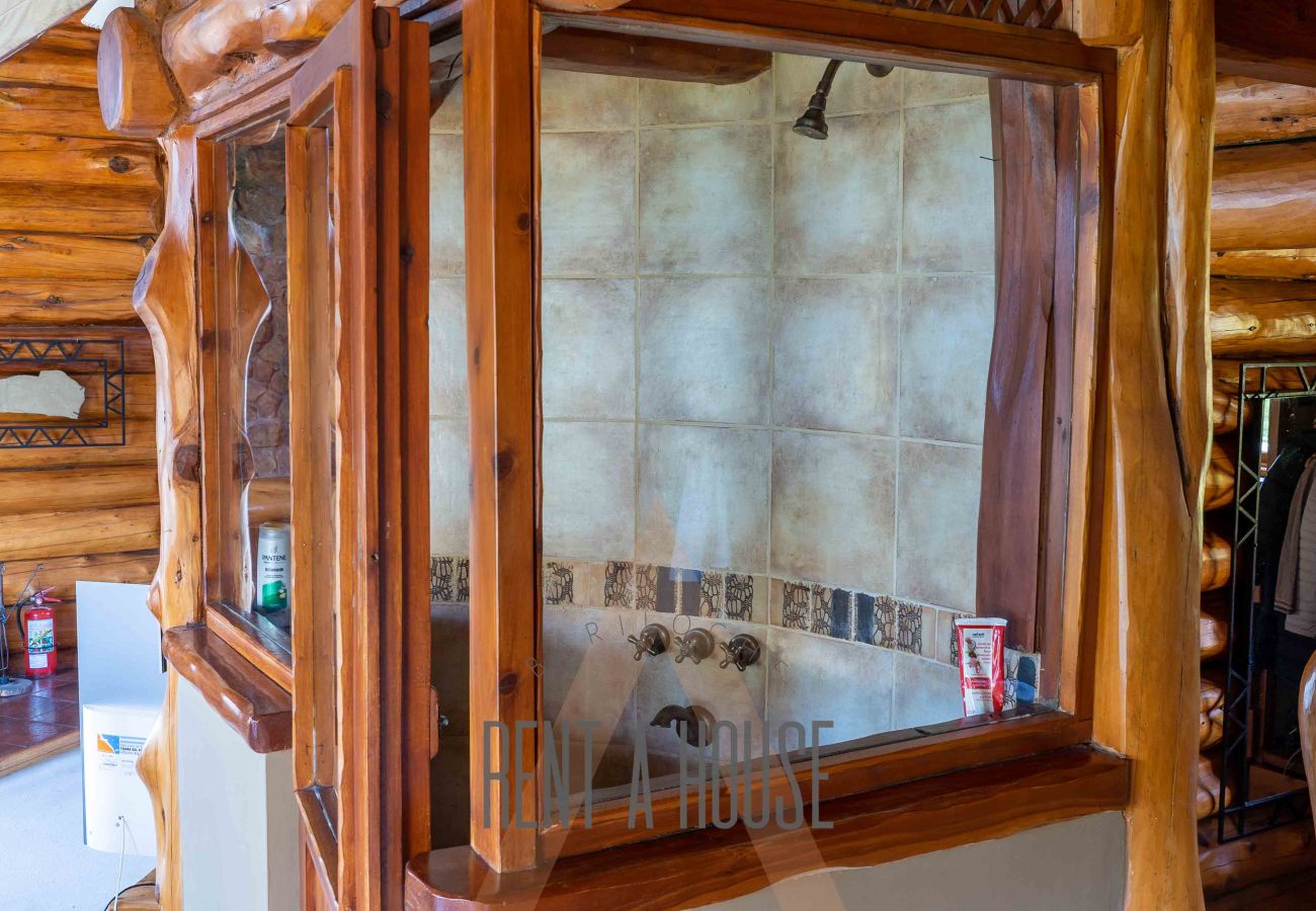 Casa a San Carlos de Bariloche - Espectacular casa de 890 mts con dos piscinas climatizadas y costa de lago.