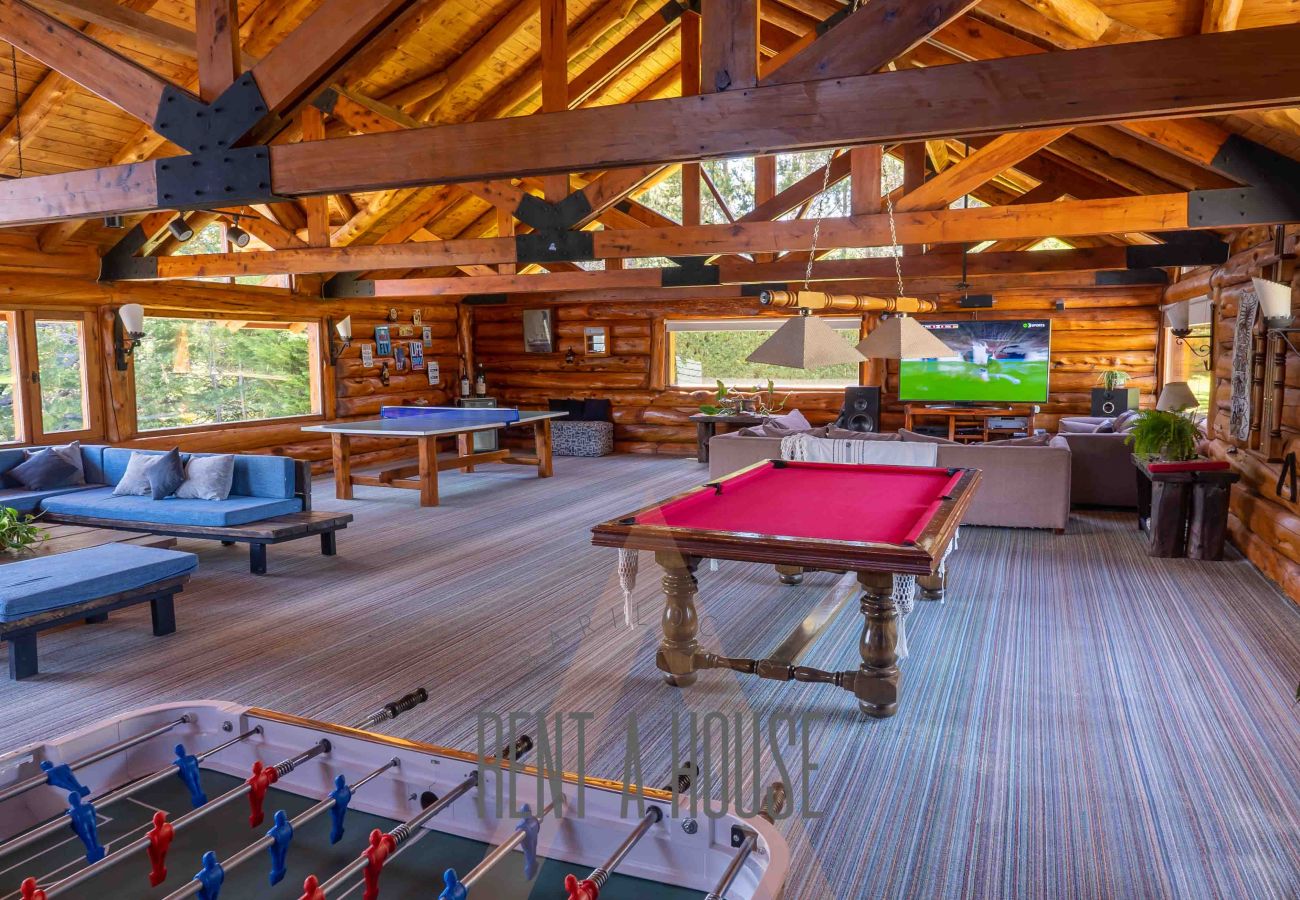 Casa a San Carlos de Bariloche - Espectacular casa de 890 mts con dos piscinas climatizadas y costa de lago.