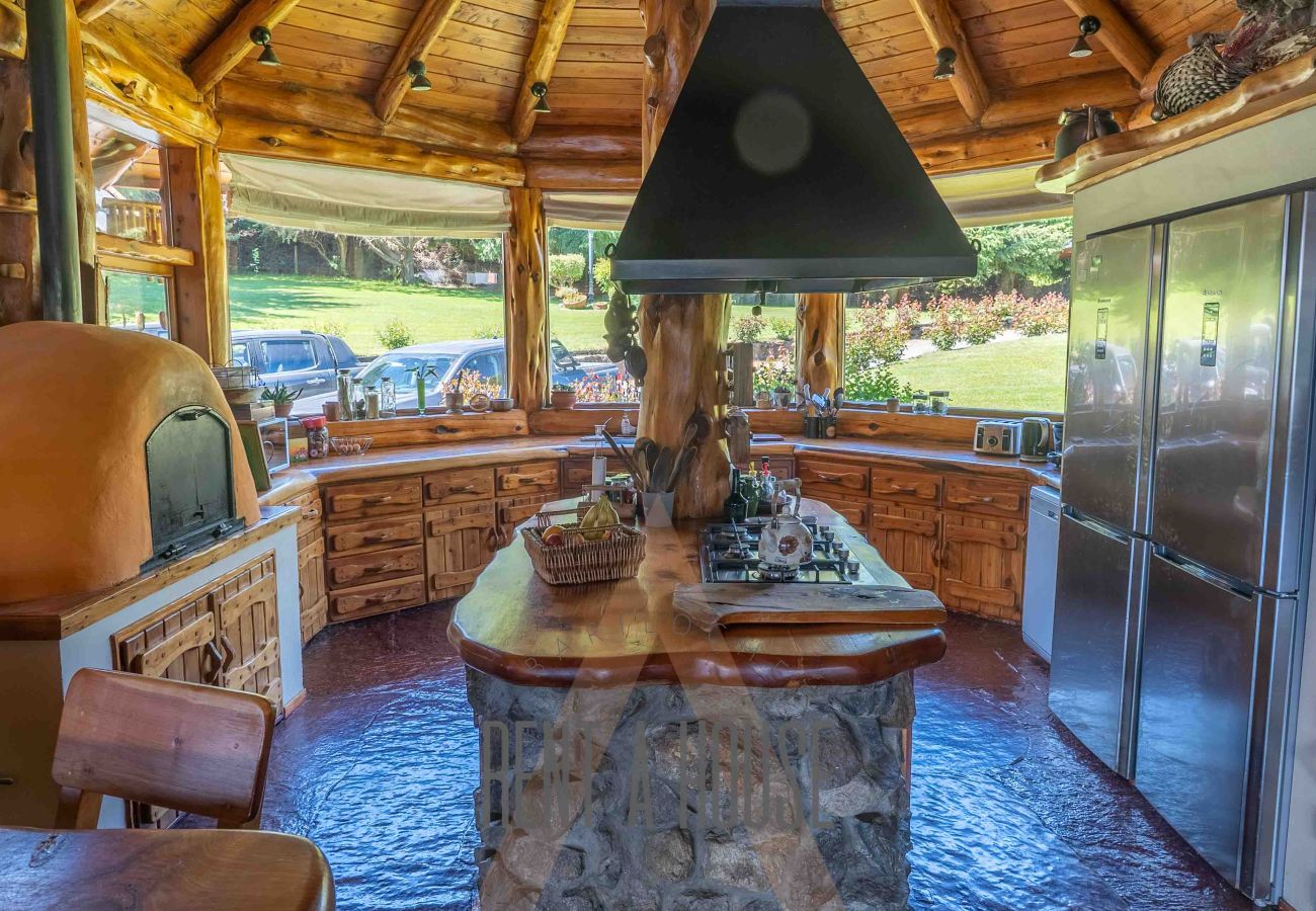 Casa a San Carlos de Bariloche - Espectacular casa de 890 mts con dos piscinas climatizadas y costa de lago.