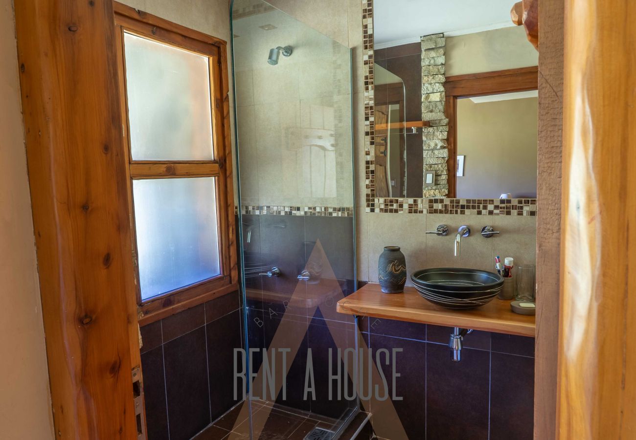 Casa a San Carlos de Bariloche - Espectacular casa de 890 mts con dos piscinas climatizadas y costa de lago.