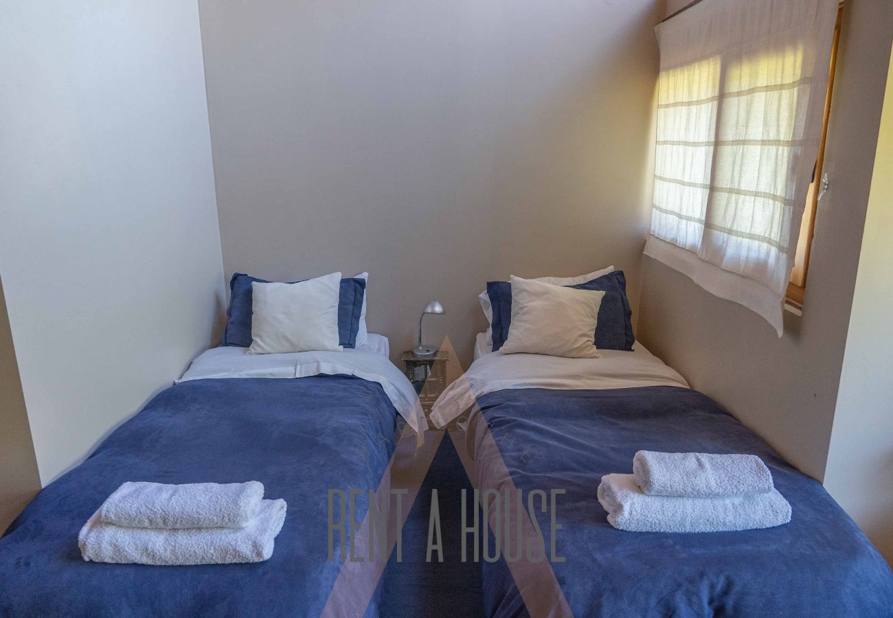 Casa a San Carlos de Bariloche - Espectacular casa de 890 mts con dos piscinas climatizadas y costa de lago.