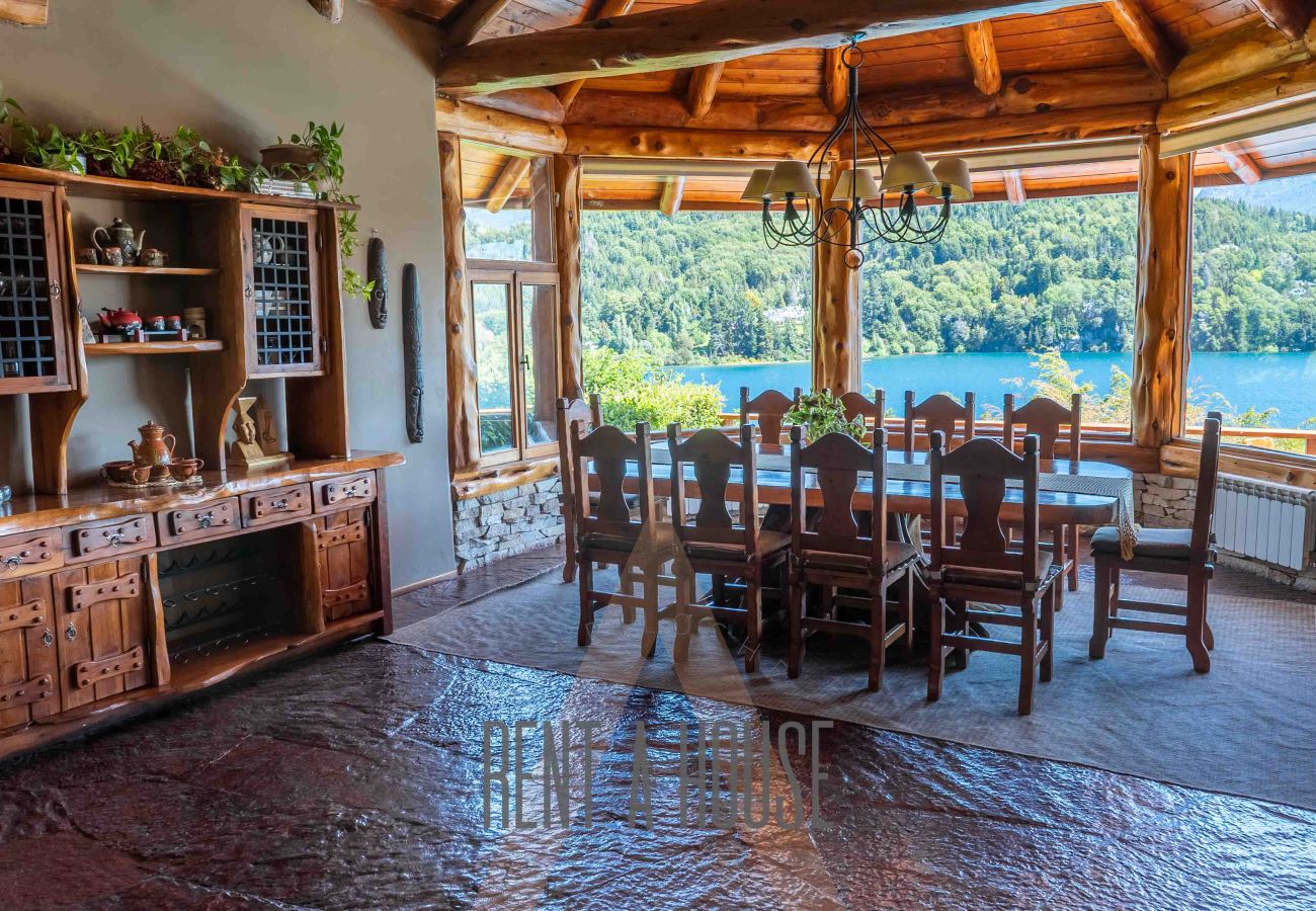 Casa a San Carlos de Bariloche - Espectacular casa de 890 mts con dos piscinas climatizadas y costa de lago.