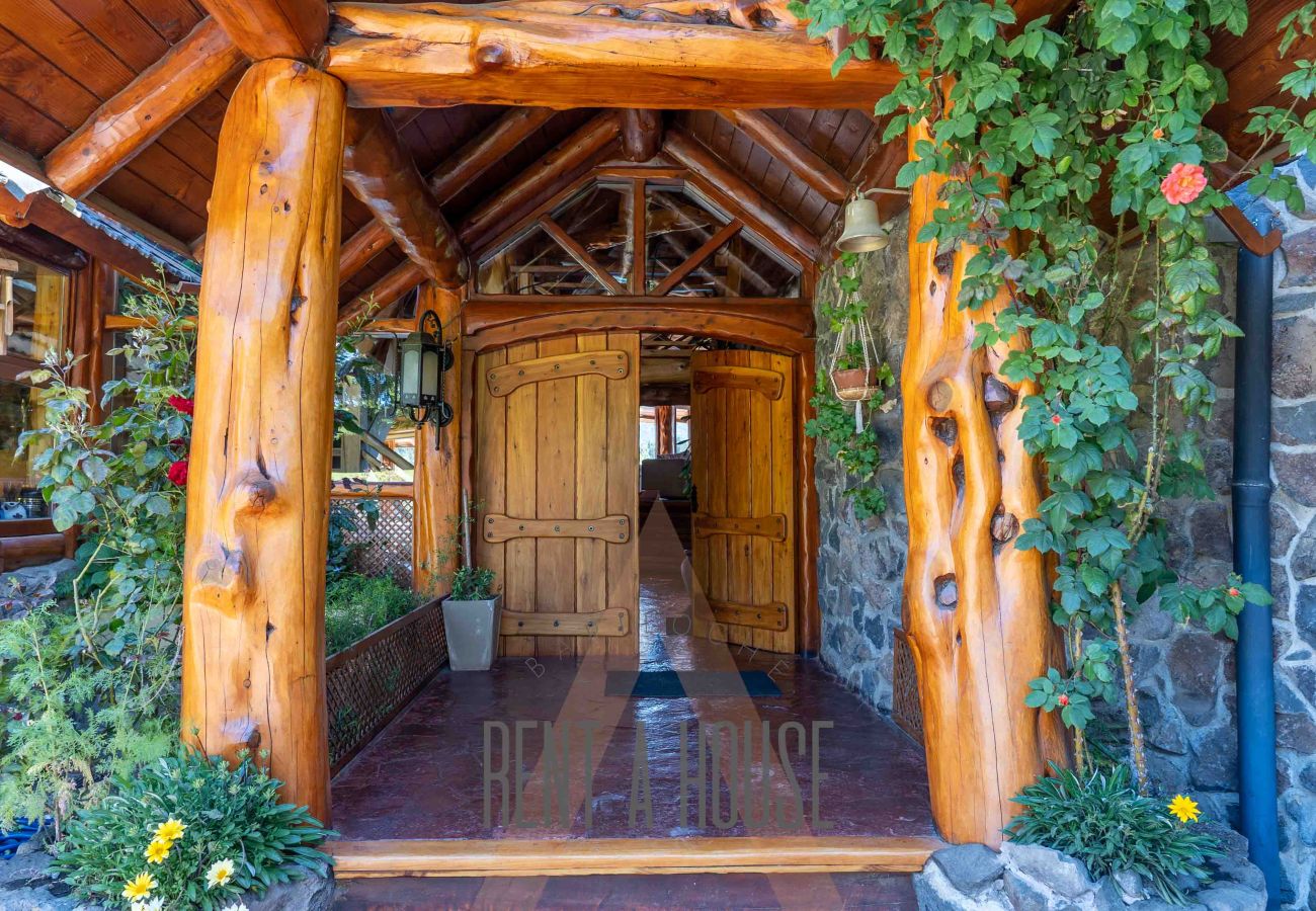 Casa a San Carlos de Bariloche - Espectacular casa de 890 mts con dos piscinas climatizadas y costa de lago.