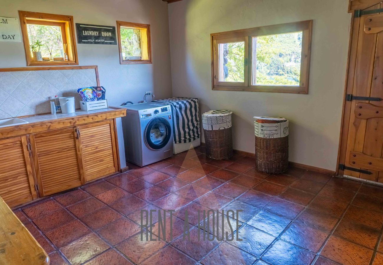 Casa a San Carlos de Bariloche - Espectacular casa de 890 mts con dos piscinas climatizadas y costa de lago.