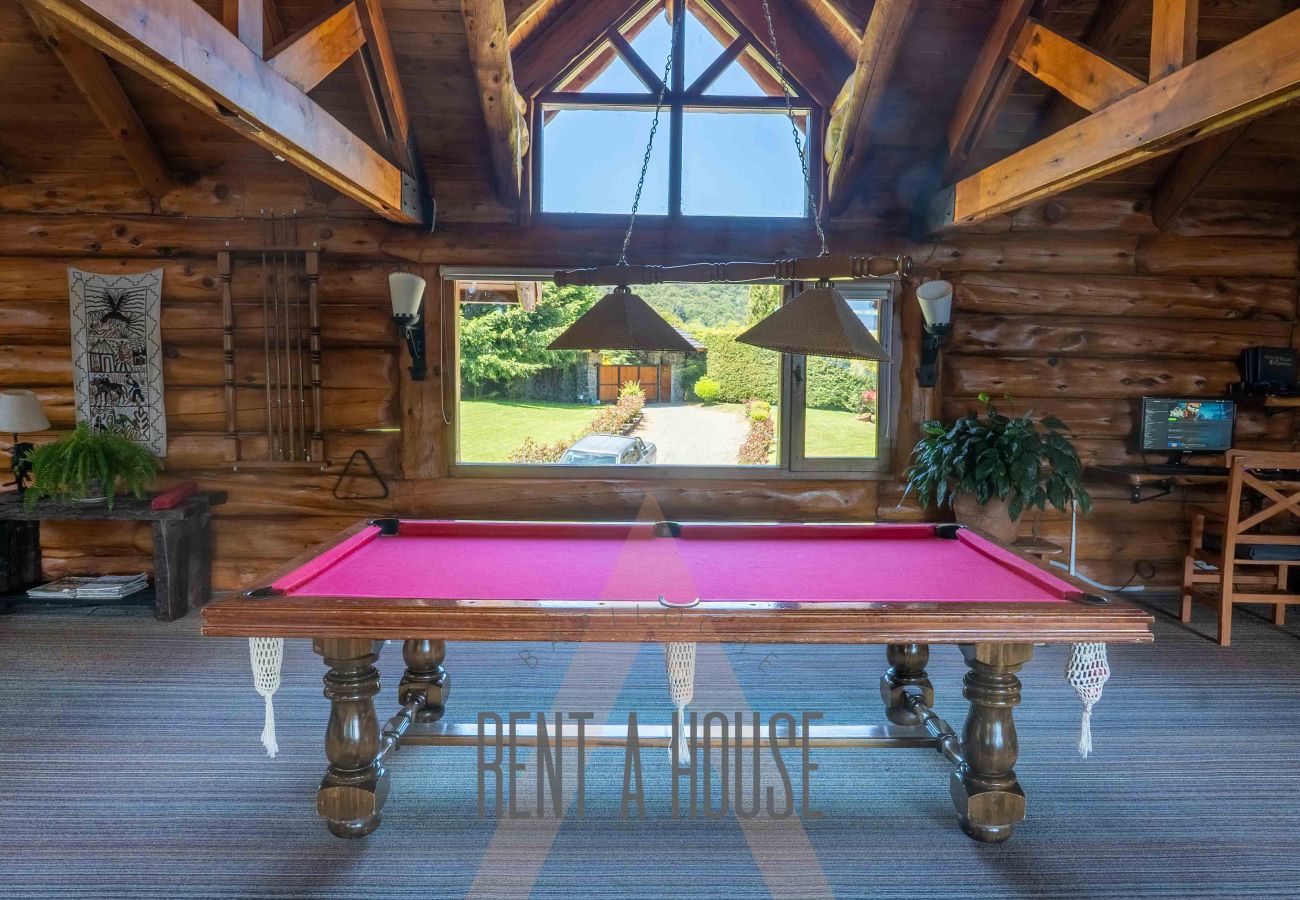 Casa a San Carlos de Bariloche - Espectacular casa de 890 mts con dos piscinas climatizadas y costa de lago.