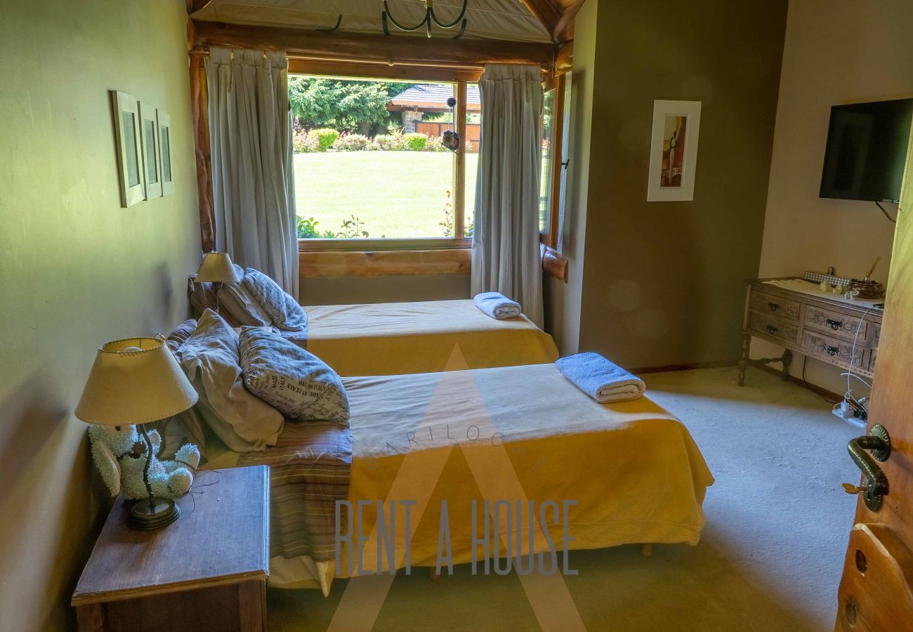 Casa a San Carlos de Bariloche - Espectacular casa de 890 mts con dos piscinas climatizadas y costa de lago.