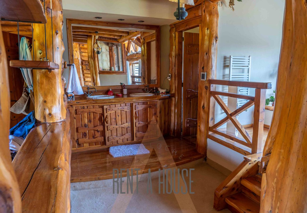 Casa a San Carlos de Bariloche - Espectacular casa de 890 mts con dos piscinas climatizadas y costa de lago.