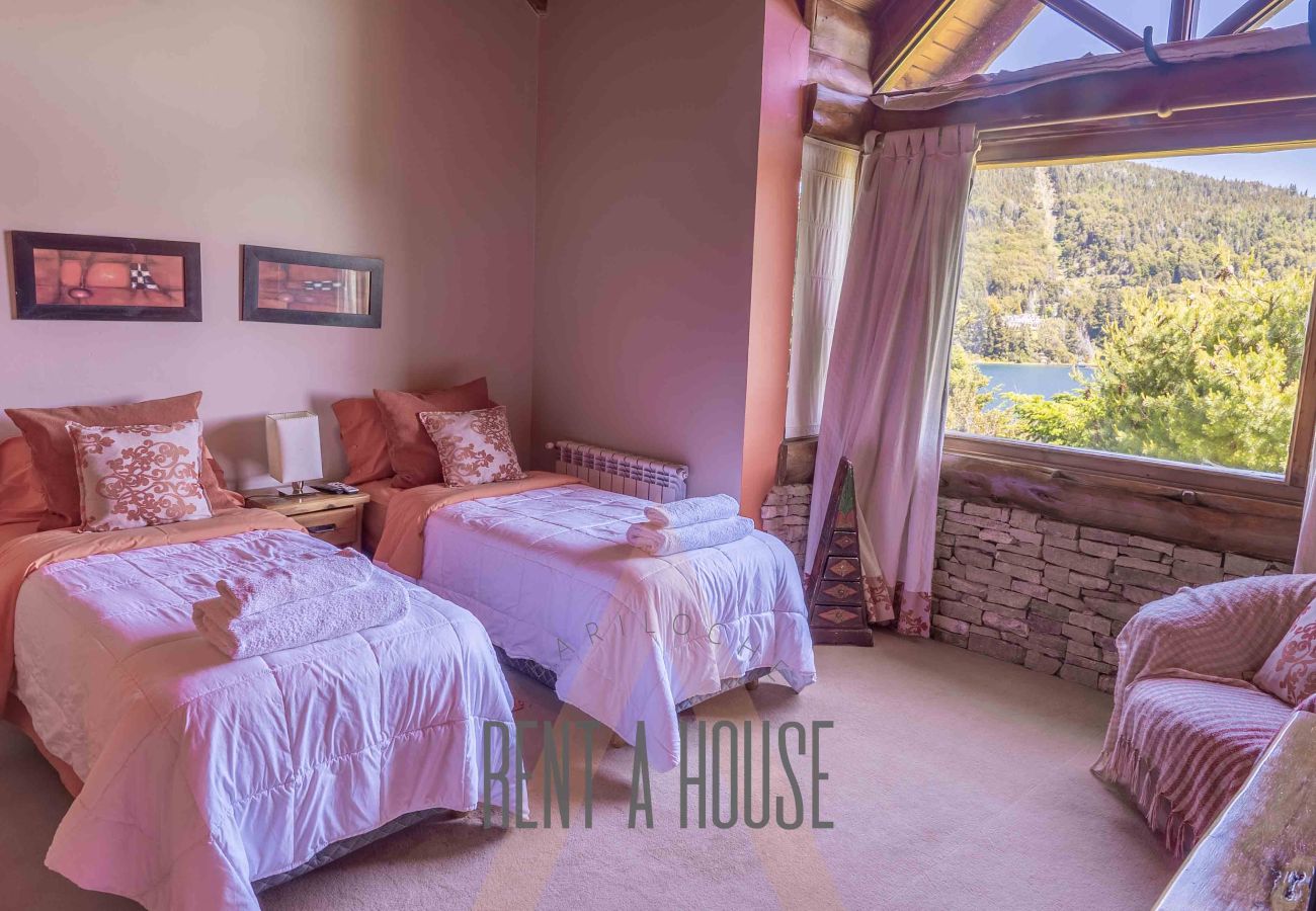 Casa a San Carlos de Bariloche - Espectacular casa de 890 mts con dos piscinas climatizadas y costa de lago.