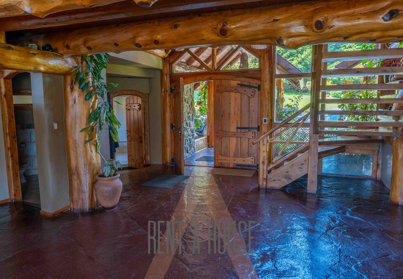 Casa a San Carlos de Bariloche - Espectacular casa de 890 mts con dos piscinas climatizadas y costa de lago.