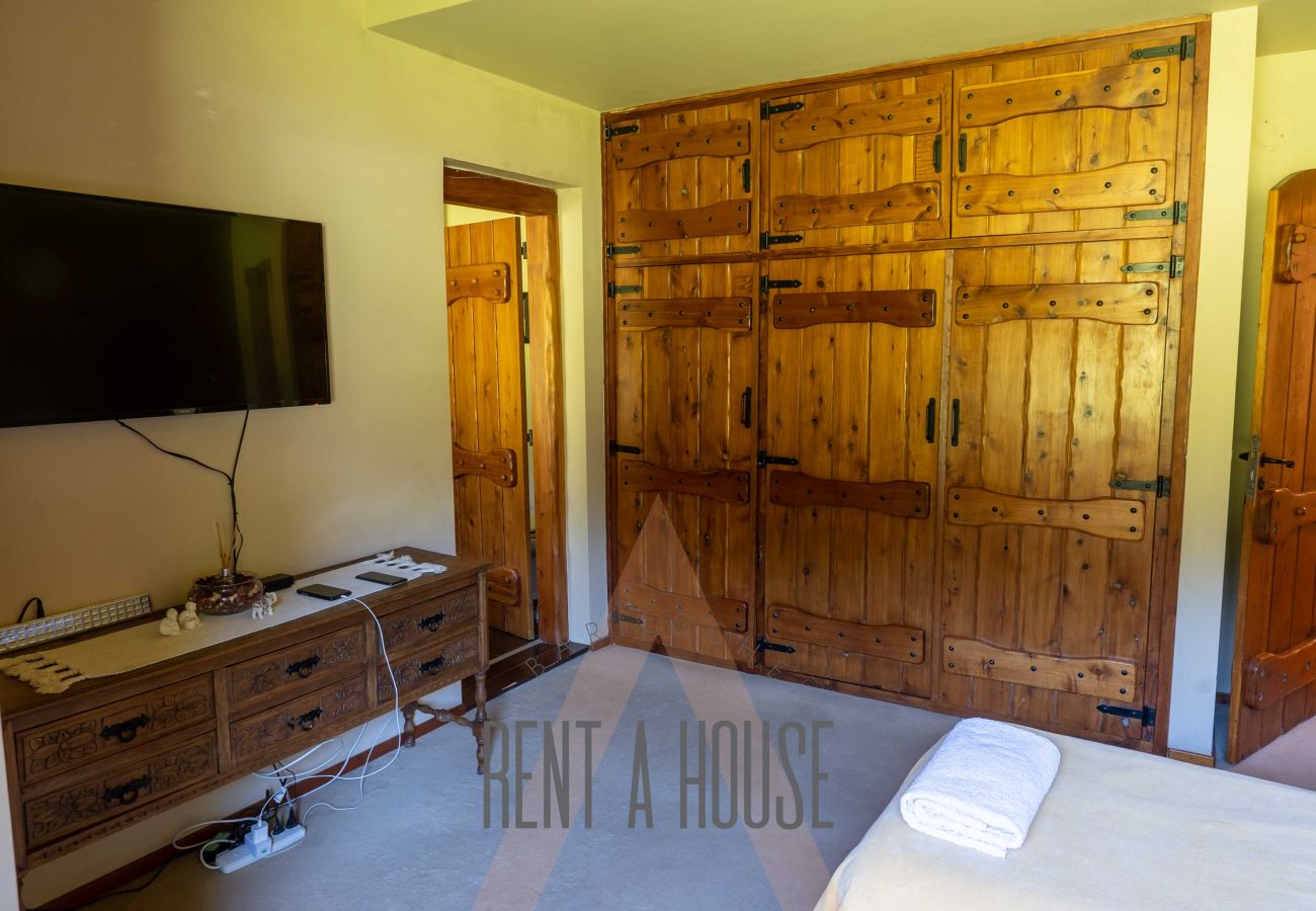 Casa a San Carlos de Bariloche - Espectacular casa de 890 mts con dos piscinas climatizadas y costa de lago.