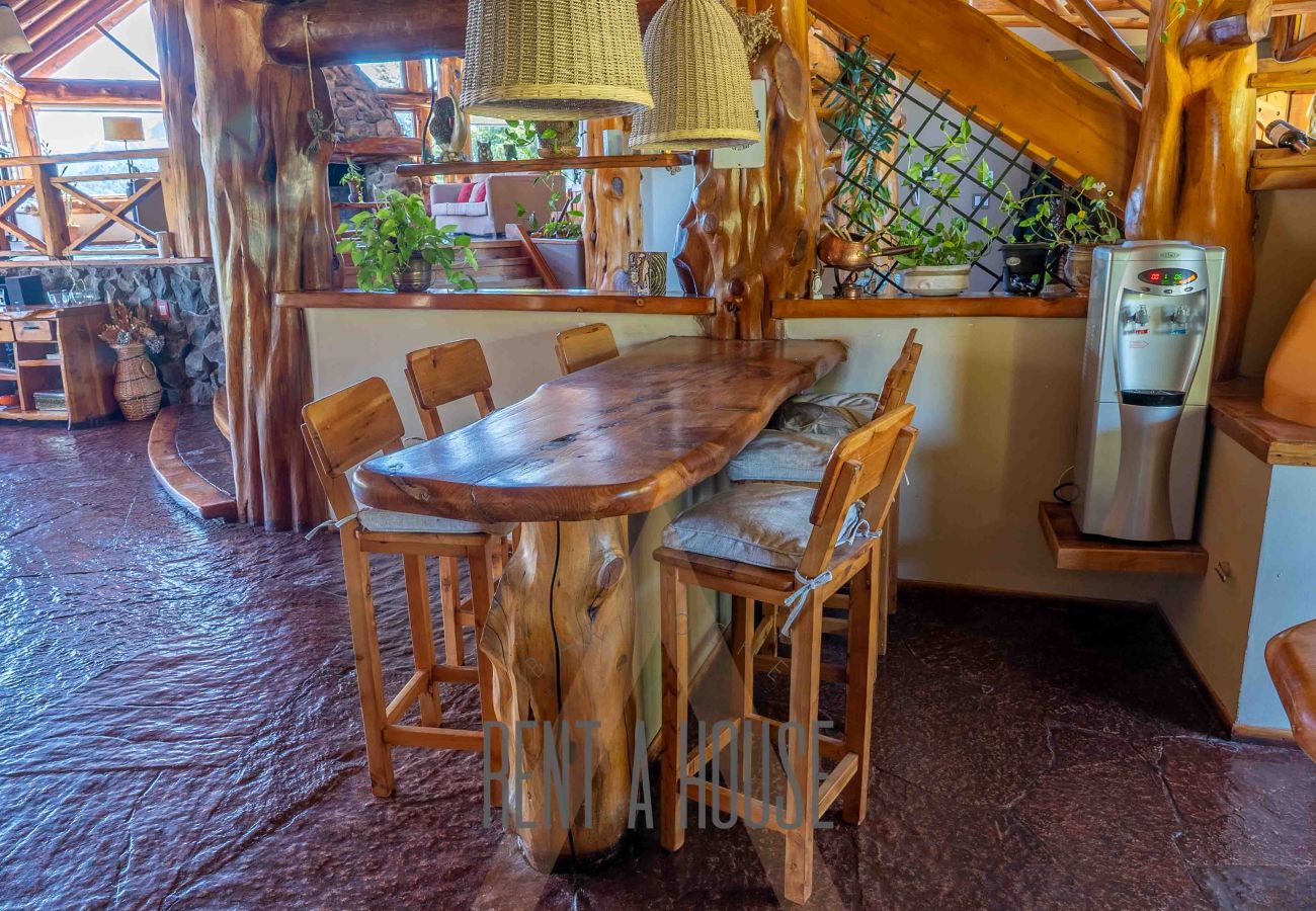 Casa a San Carlos de Bariloche - Espectacular casa de 890 mts con dos piscinas climatizadas y costa de lago.