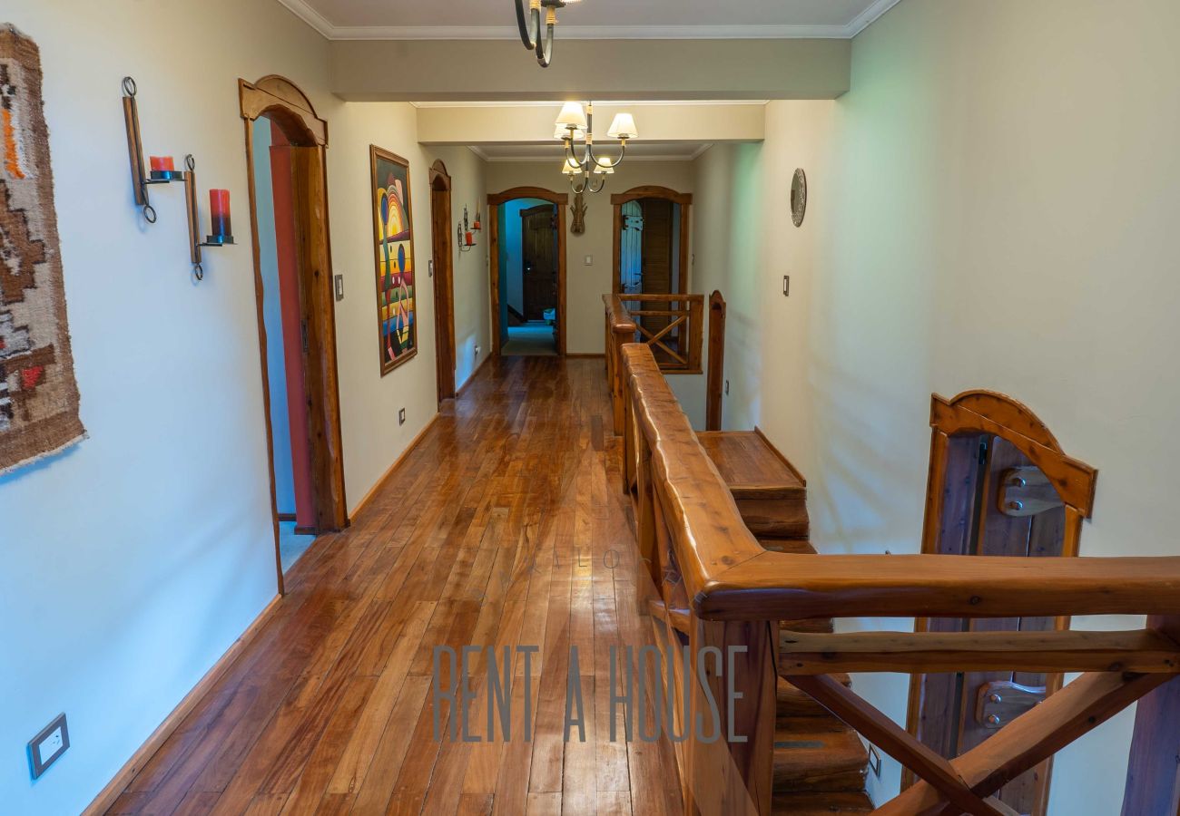 Casa a San Carlos de Bariloche - Espectacular casa de 890 mts con dos piscinas climatizadas y costa de lago.