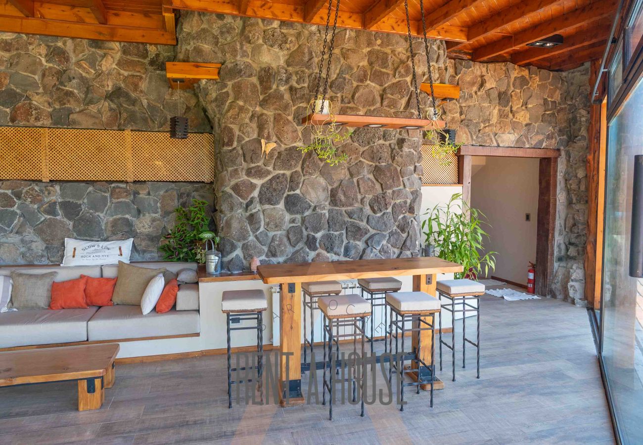 Casa a San Carlos de Bariloche - Espectacular casa de 890 mts con dos piscinas climatizadas y costa de lago.