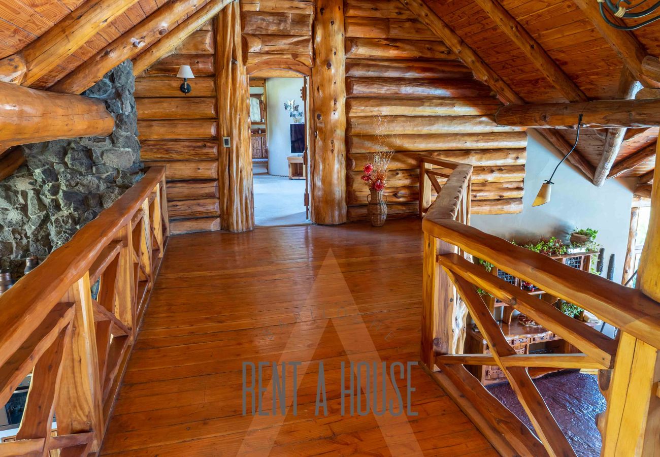 Casa a San Carlos de Bariloche - Espectacular casa de 890 mts con dos piscinas climatizadas y costa de lago.