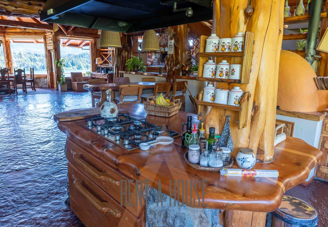 Casa a San Carlos de Bariloche - Espectacular casa de 890 mts con dos piscinas climatizadas y costa de lago.