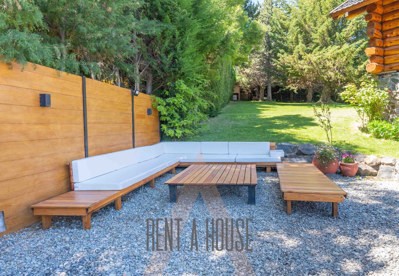 Casa a San Carlos de Bariloche - Espectacular casa de 890 mts con dos piscinas climatizadas y costa de lago.