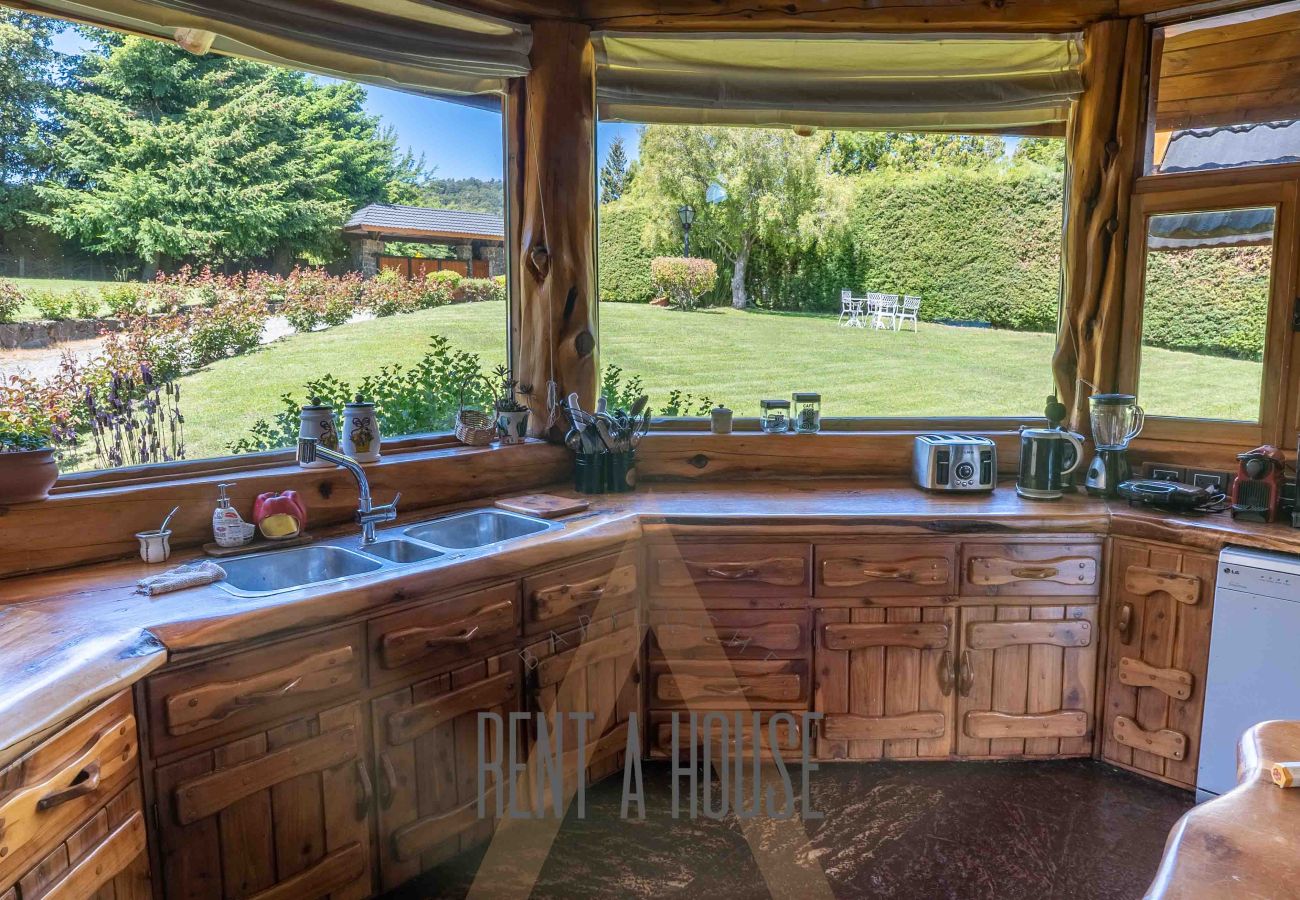 Casa a San Carlos de Bariloche - Espectacular casa de 890 mts con dos piscinas climatizadas y costa de lago.